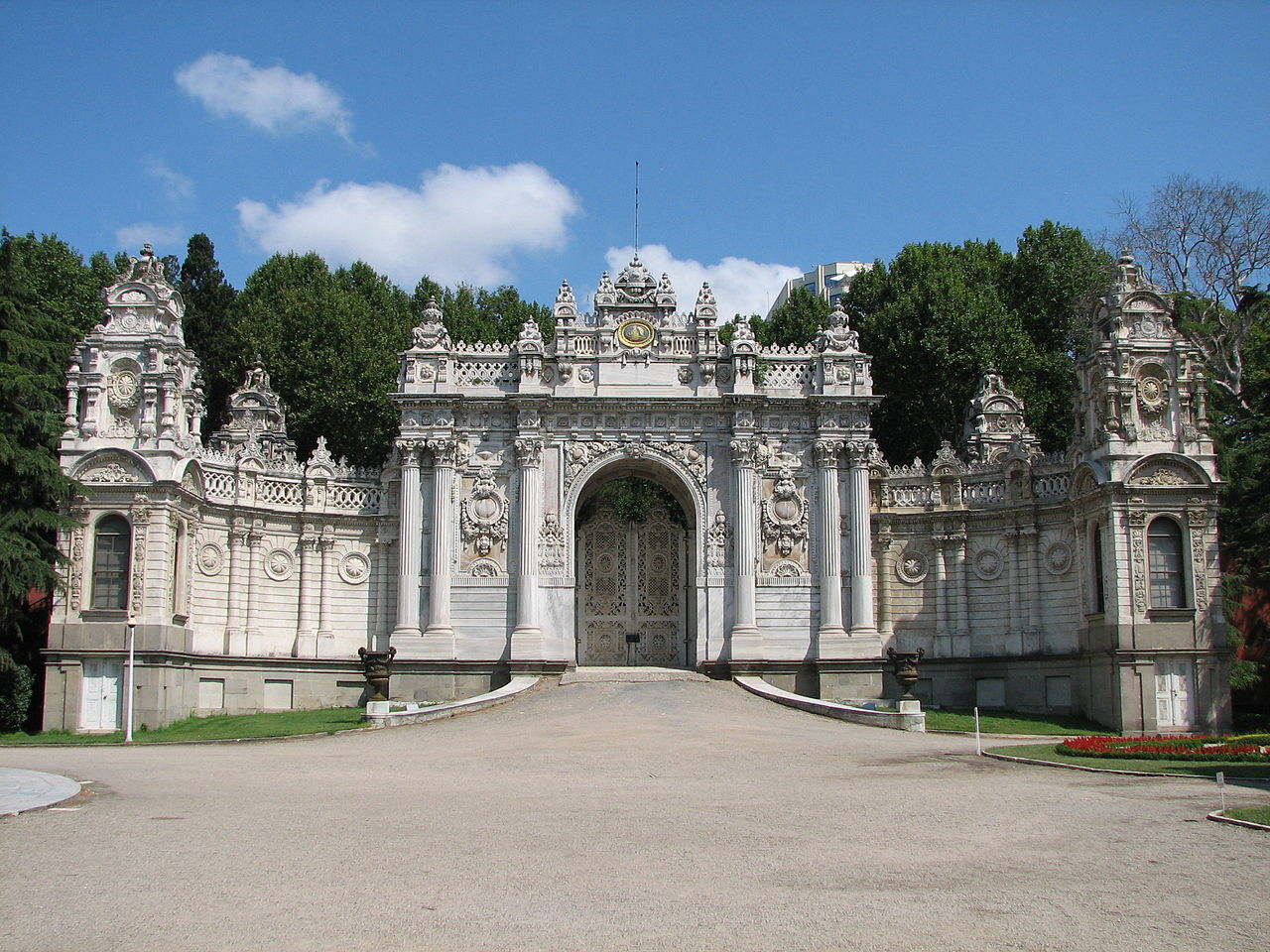 1280px-Dolmabahçe_Palace_Nothern_Gates_01.jpg