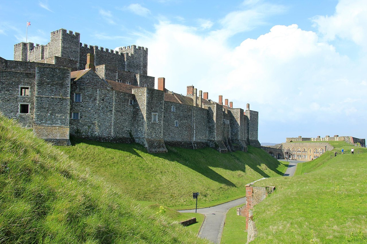 1280px-Dover_Castle_(EH)_20-04-2012_(7217025688).jpg