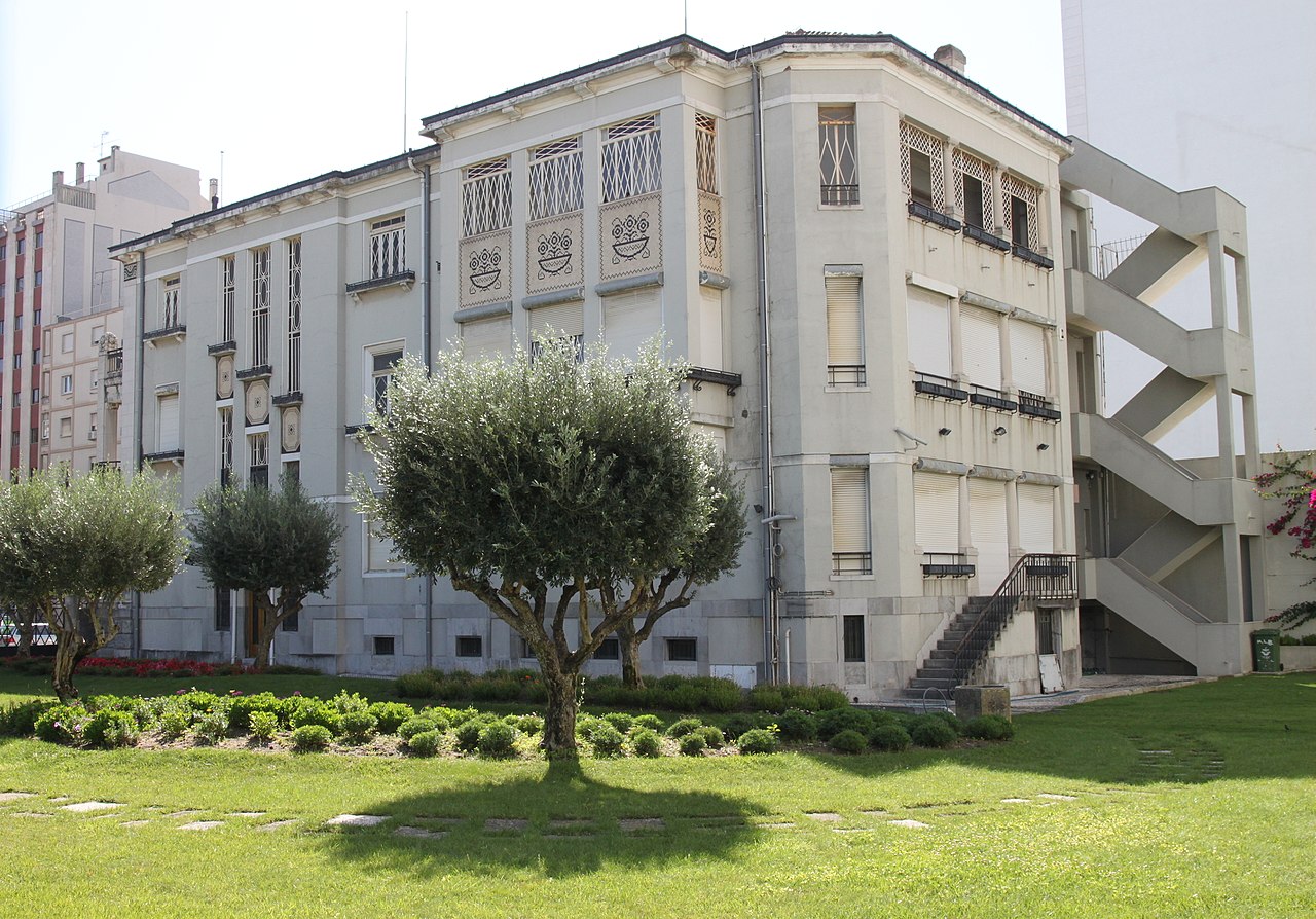 1280px-Edifício_na_Avenida_5_de_Outubro,_nº_209_Moradia_António_Bravo_7185.jpg