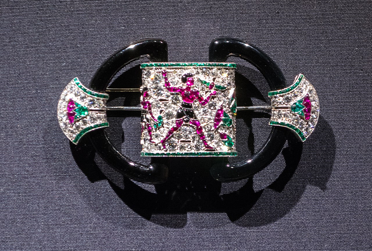 1280px-Egyptian_brooch_-_Chaumet_(39643558802).jpg