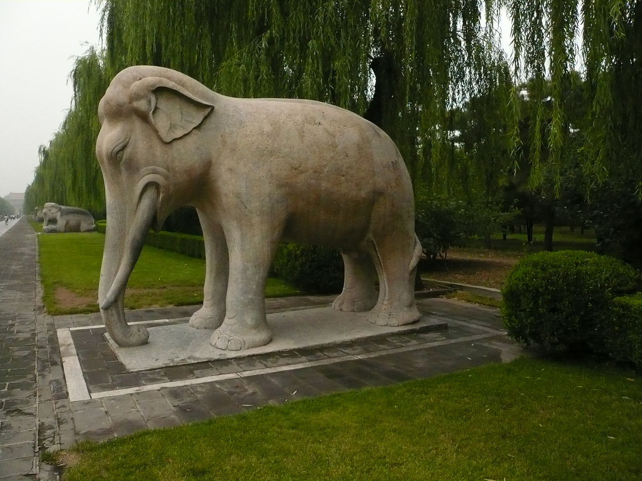 1280px-Elephant_statue,_Emperor\'s_statue_garden,_Beijing.jpg