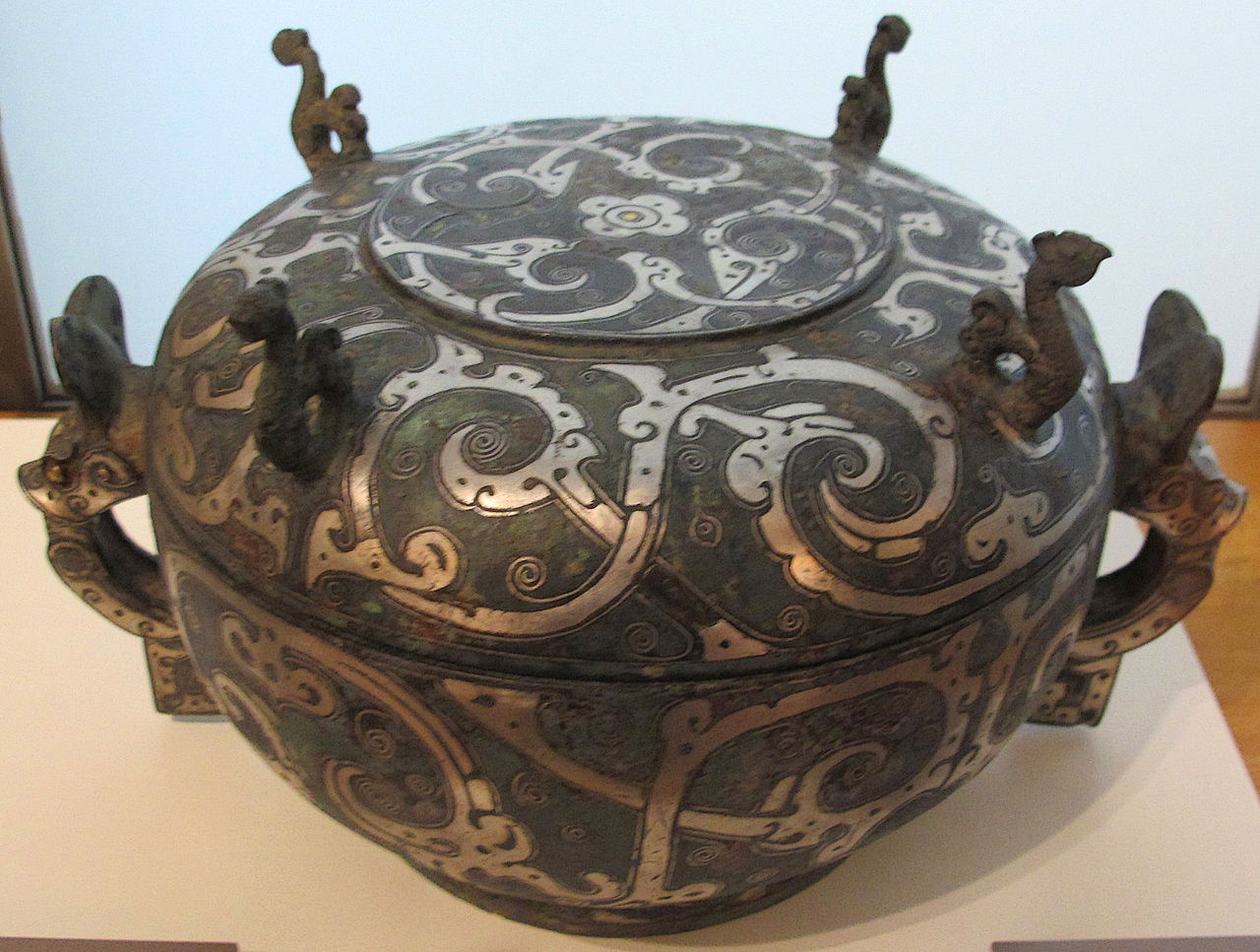 1280px-Epoca_dei_reami_combattenti,_vaso_gui,_da_jincun,_iii_sec._ac..JPG