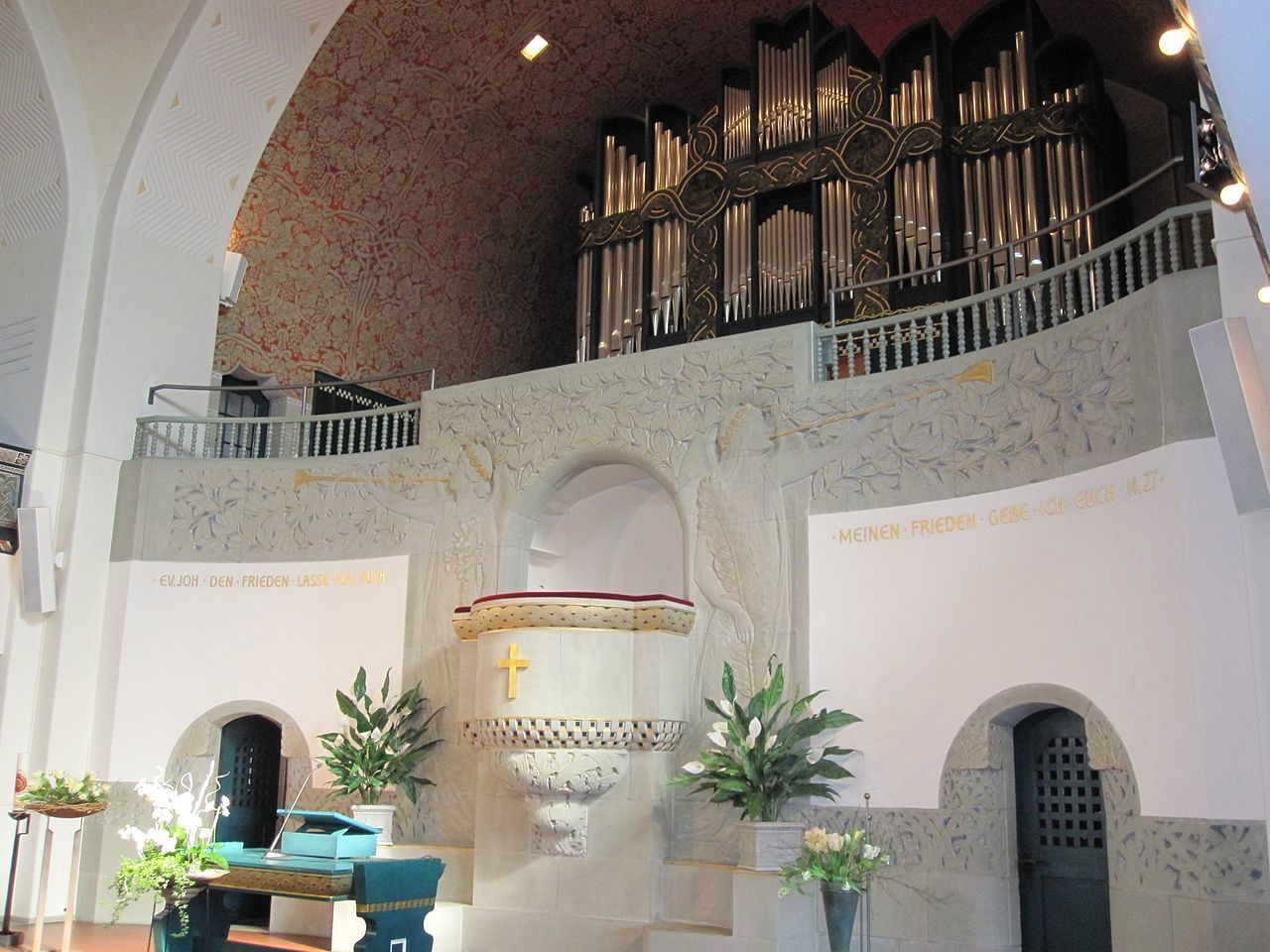 1280px-Evangelische_Kirche_Weinfelden_innen.jpg
