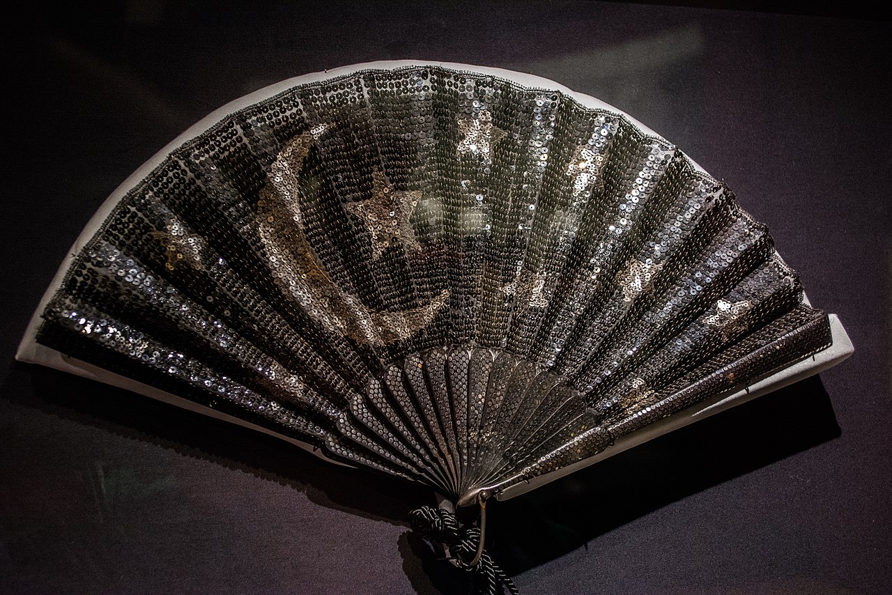 1280px-Evening_fan_-_Duvelleroy_(39674303791).jpg