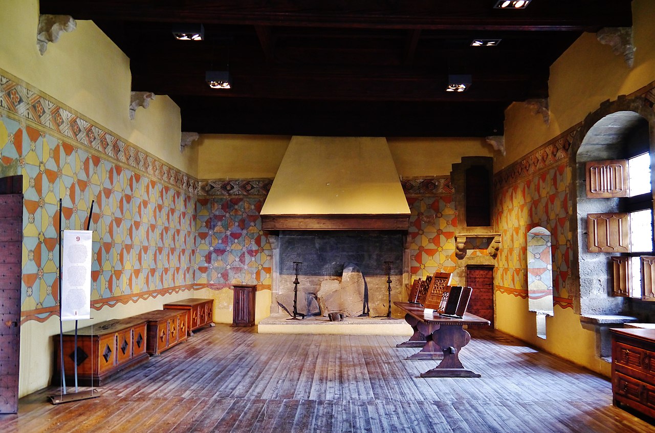 1280px-Fénis_Castello_di_Fénis_Innen_07.jpg