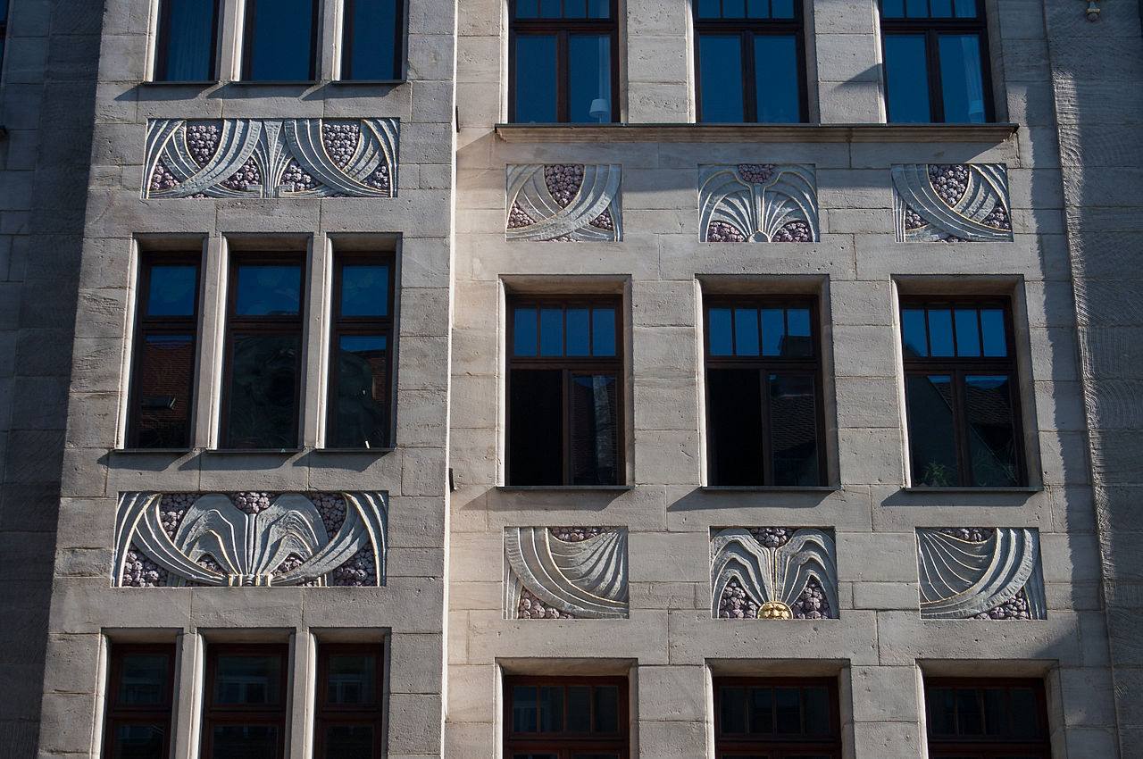 1280px-Fürth_Nürnberger_Straße_85_Dekorierte_Fenster_2011_09_10.jpg