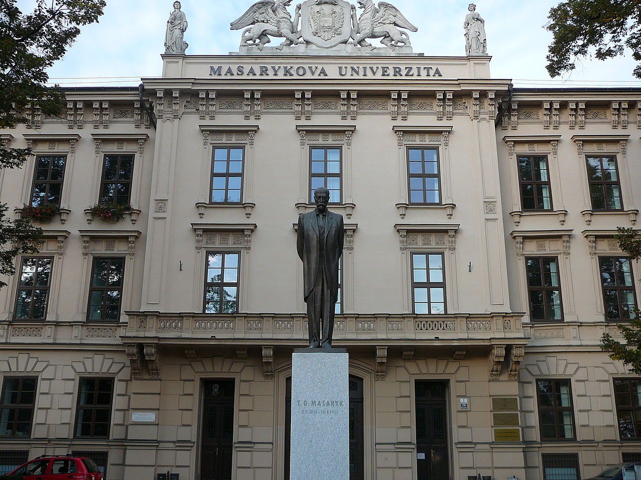1280px-Faculty_of_Medicine,_Masaryk_University_(2).jpg