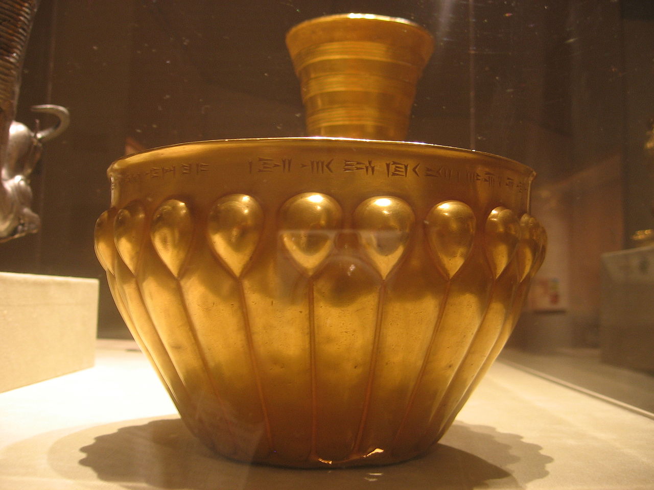 1280px-Fluted_bowl.JPG