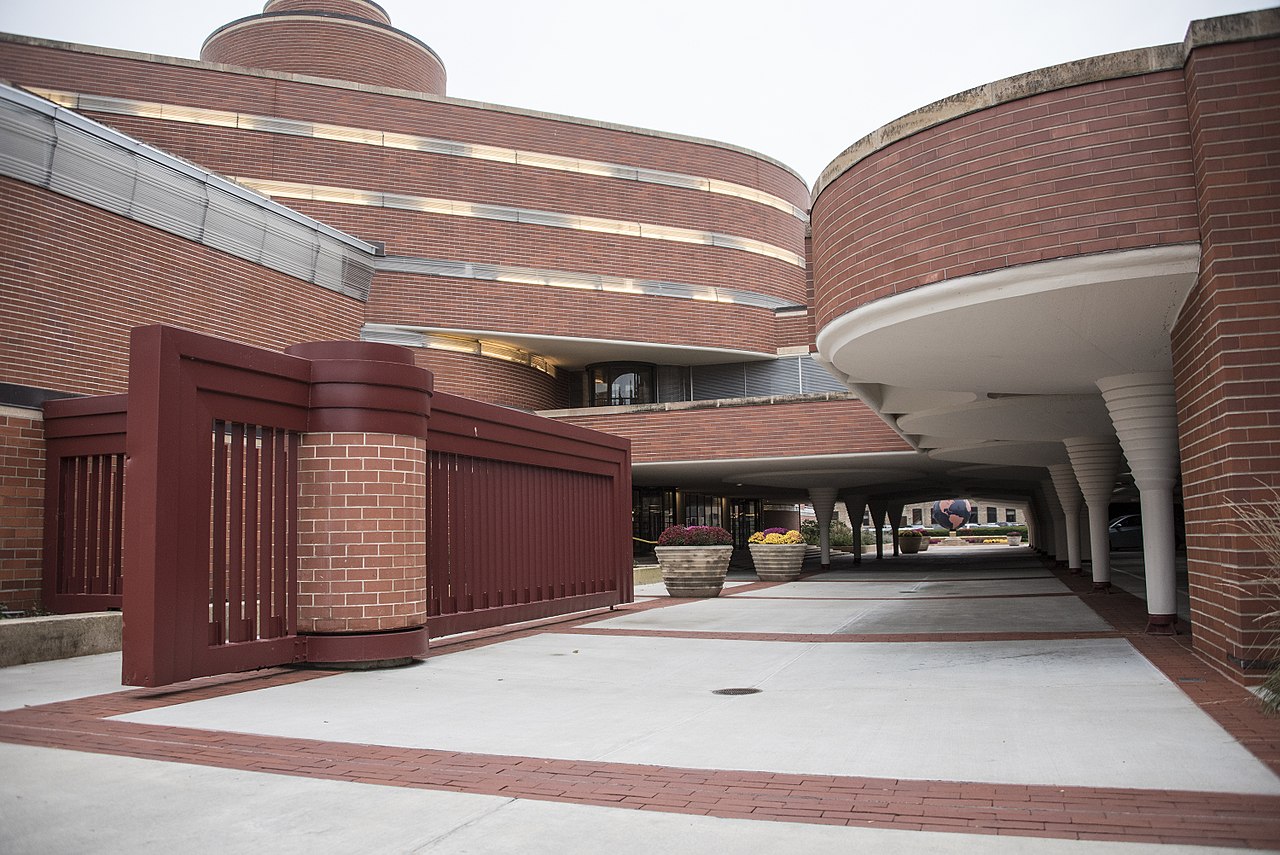 1280px-FLW_SC_Johnson_Admin_Bldg_5573.jpg