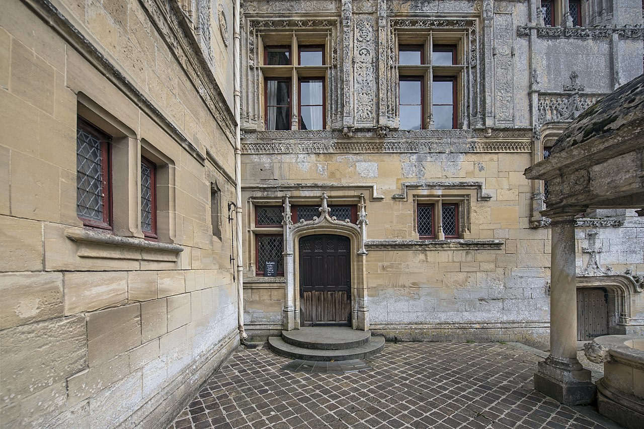 1280px-FontaineHenryChateau_05.jpg