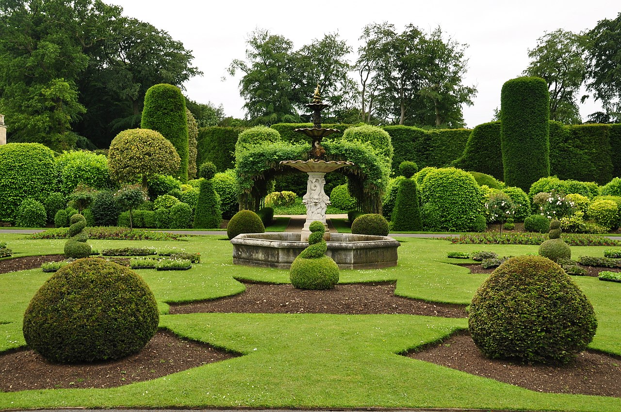 1280px-Fountain_in_Brodsworth_Hall_gardens_(9047).jpg