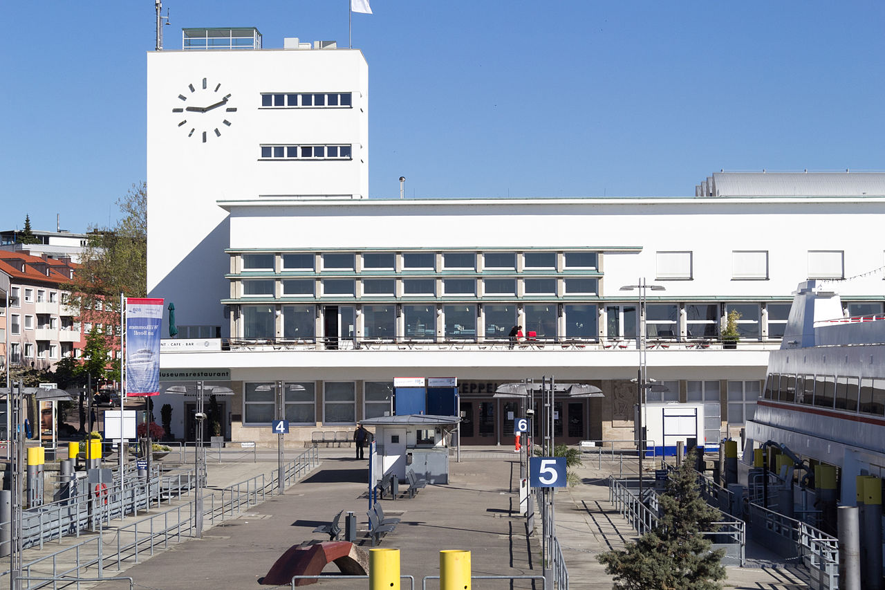 1280px-Friedrichshafen_-_Bootshäfen_-_Landeplatz_004.jpg
