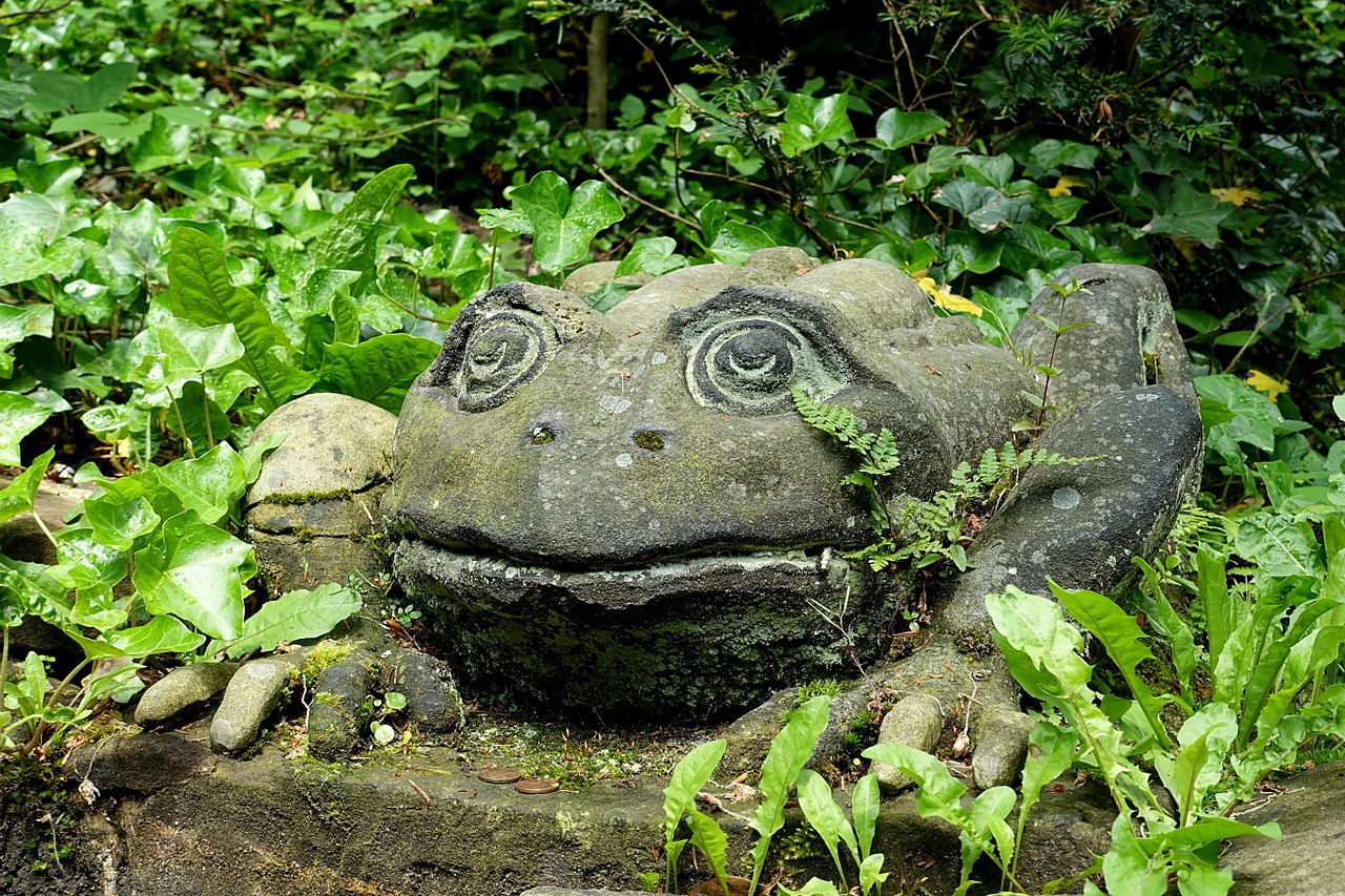 1280px-Frog_-_Biddulph_Grange_Garden_-_Staffordshire,_England_-_DSC09420.jpg