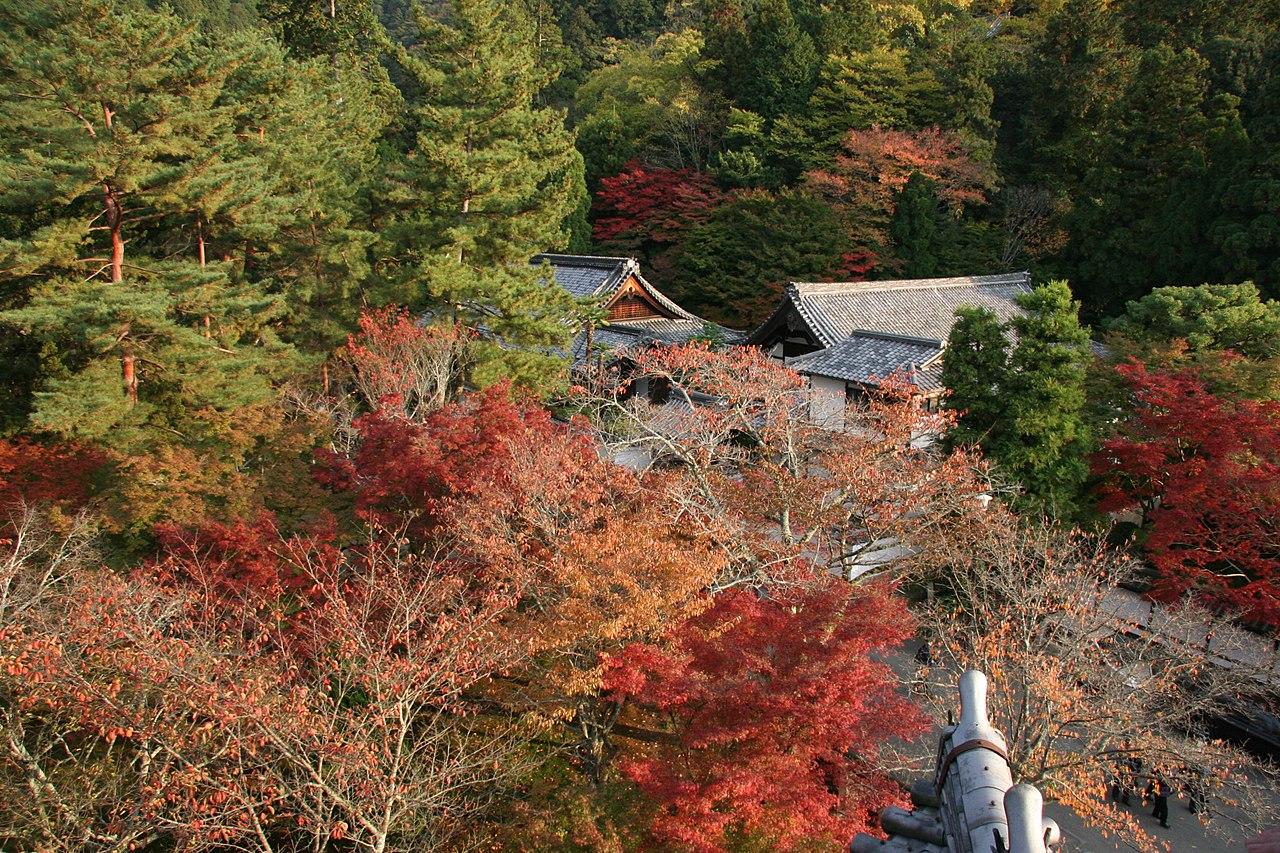 1280px-From_the_top_of_Sanmon_gate,_Nanzen-ji_(2639766817).jpg