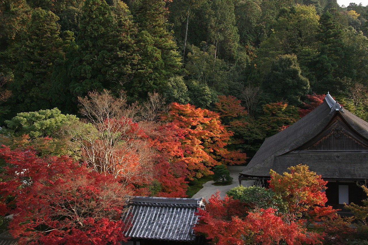 1280px-From_the_top_of_Sanmon_gate,_Nanzen-ji_(2640600554).jpg