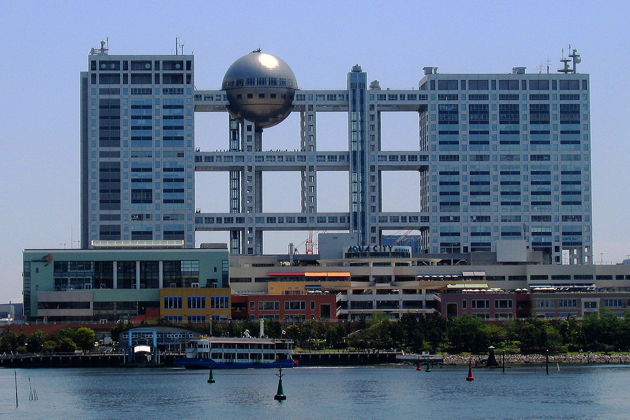 1280px-Fuji_TV_headquarters_and_Aqua_City_Odaiba_-_2006-05-03_edit2.jpg