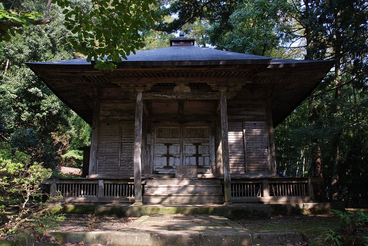 1280px-Gakuenji_temple_Shakado.jpg