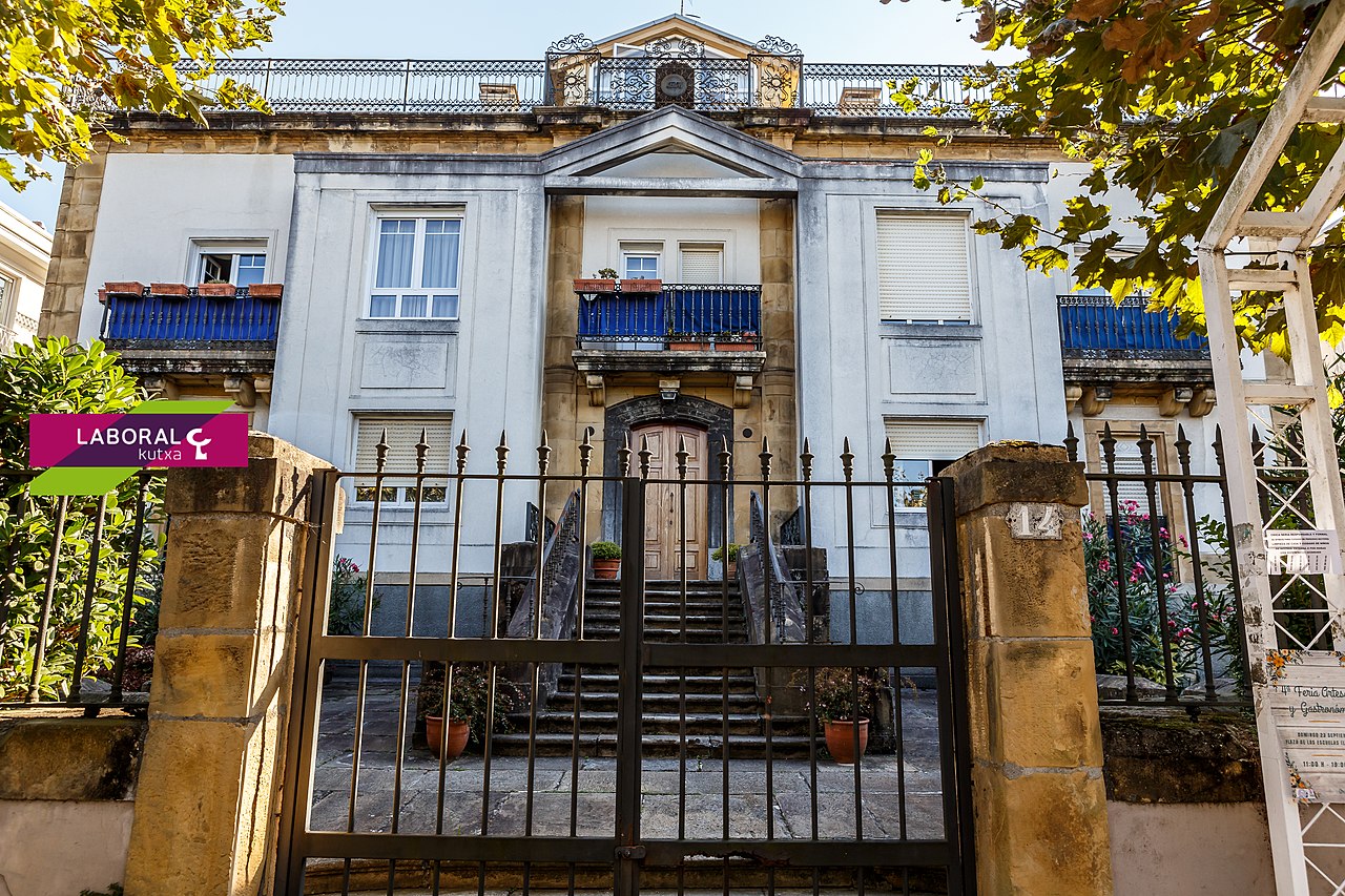 1280px-Getxo_Zubiaga_Jauregia-003.jpg