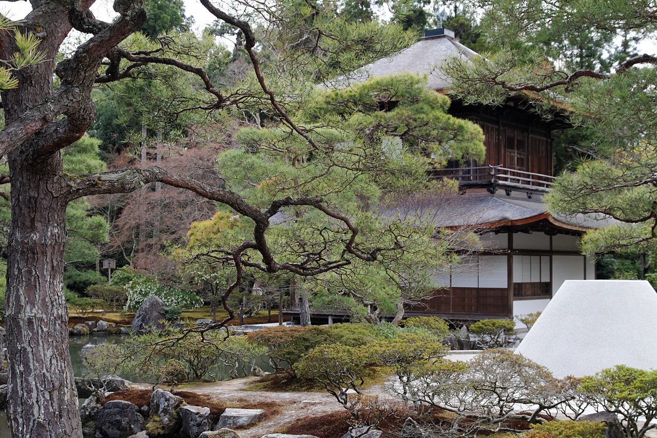 1280px-Ginkakuji_2011-04_(5760363779).jpg