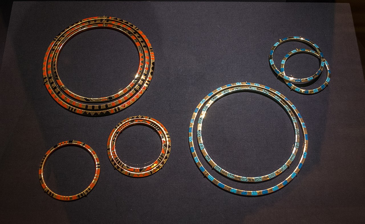 1280px-Giraffe_necklaces_and_bacelets_-_Jean_Dunand_(27874687259).jpg