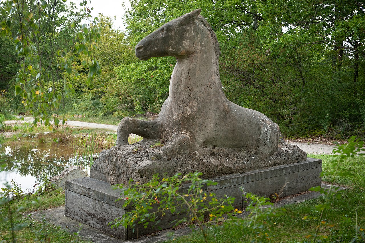 1280px-GraevenitzAufstehendesPferd-pjt.jpg