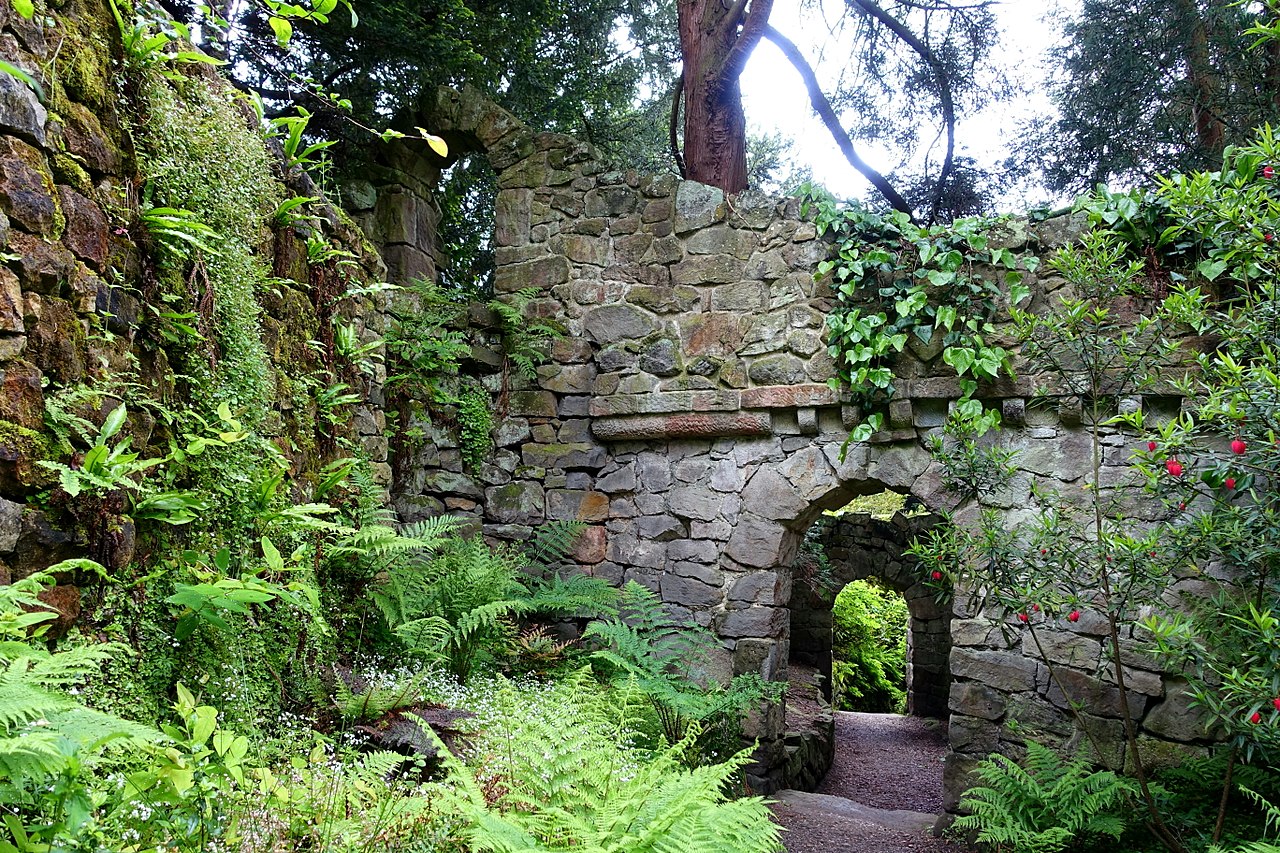1280px-Great_Wall_-_Biddulph_Grange_Garden_-_Staffordshire,_England_-_DSC09348.jpg