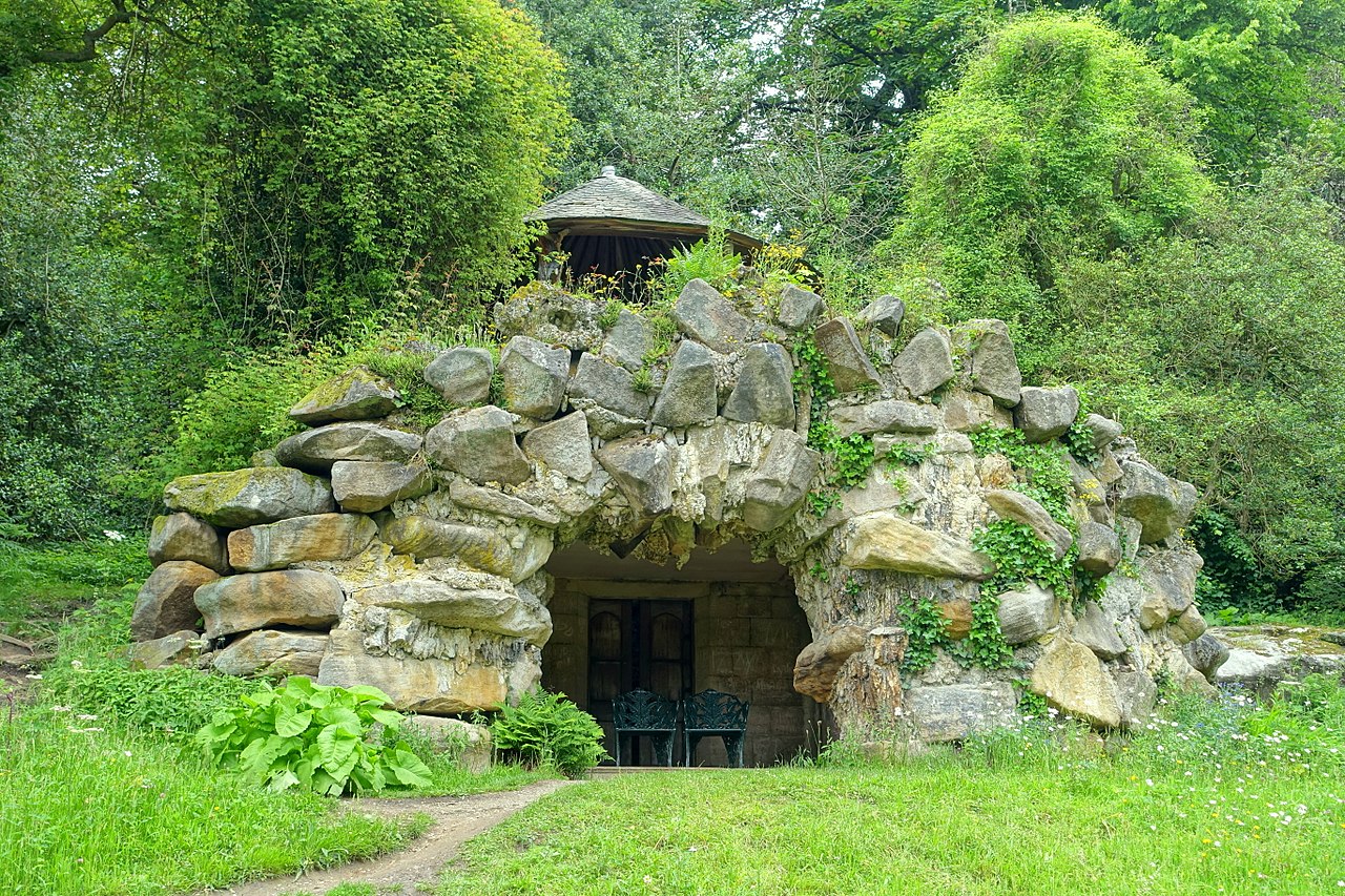 1280px-Grotto_house_-_Chatsworth_House_-_Derbyshire,_England_-_DSC03619.jpg