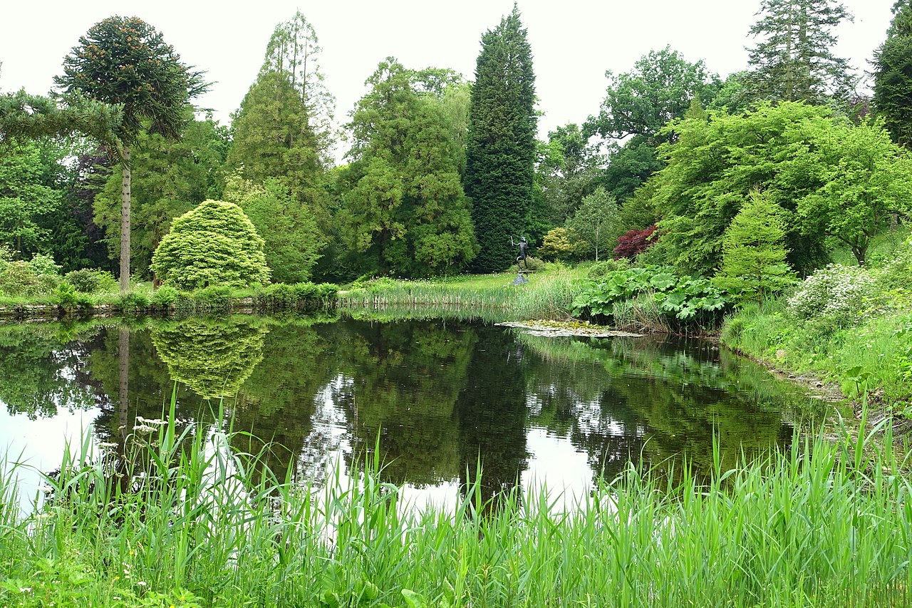 1280px-Grotto_pond_-_Chatsworth_House_-_Derbyshire,_England_-_DSC03614.jpg