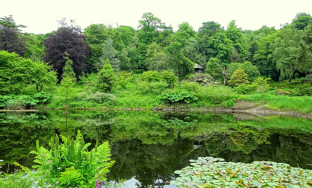 1280px-Grotto_pond_and_house_-_Chatsworth_House_-_Derbyshire,_England_-_DSC03611.jpg