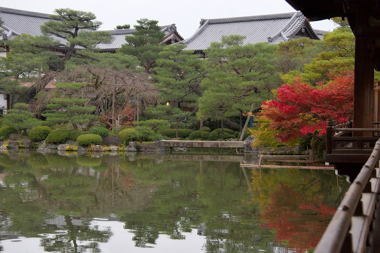 1280px-Heian_Jingu_2008-11-24_(3254811502).jpg