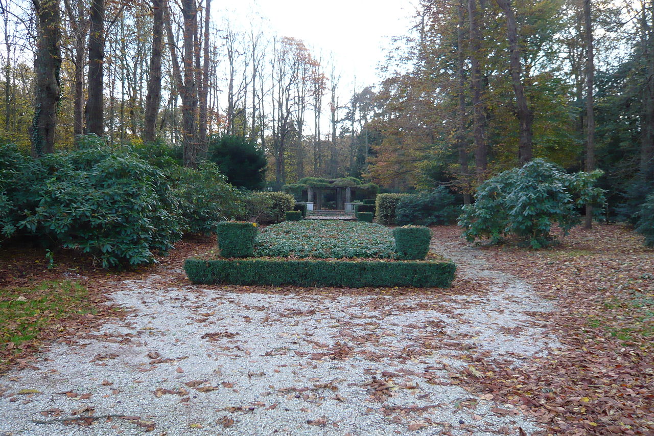 1280px-Het_Kareol-park_garden_shrubbery.jpg