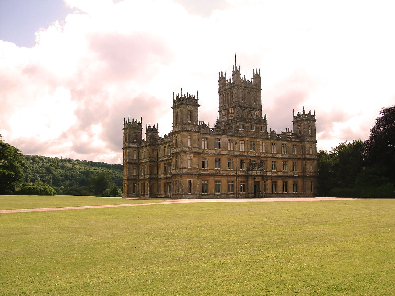 1280px-Highclere_Castle_July_2012_(10).jpg