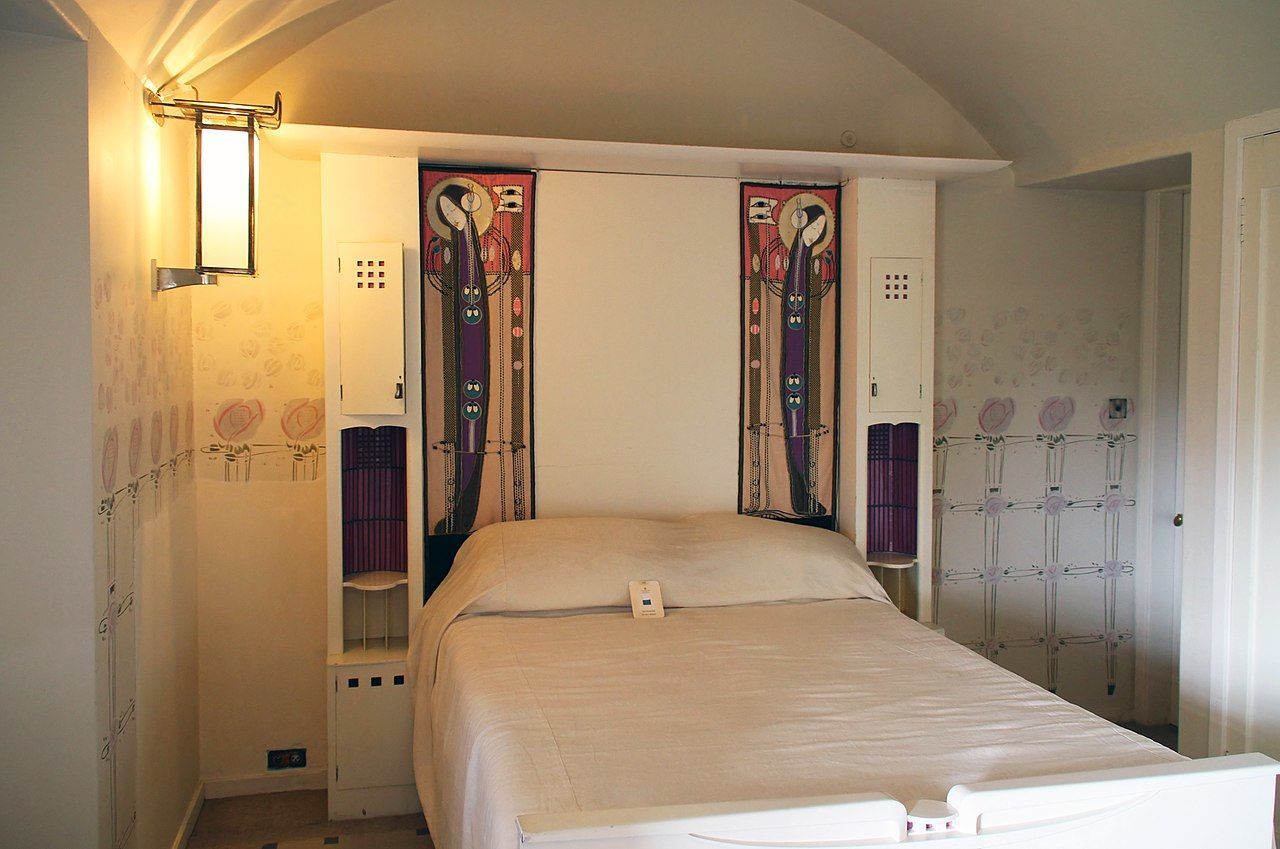 1280px-Hill_House_bedroom_1_(37364538356).jpg
