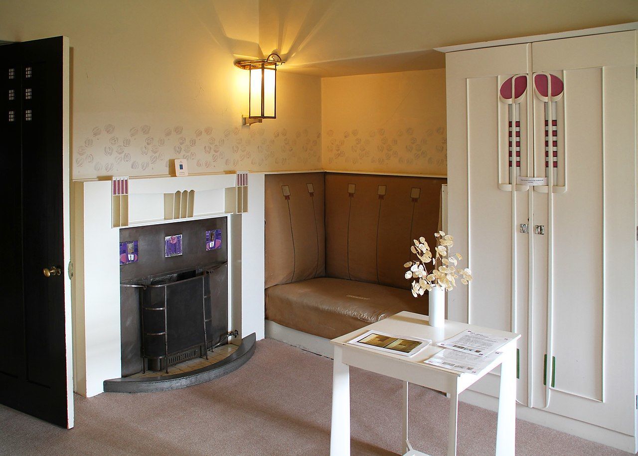 1280px-Hill_House_bedroom_2_(37412119741).jpg