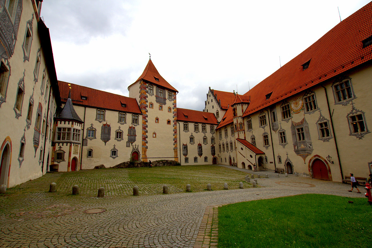 1280px-Hohes_Schloss_Füssen.jpg