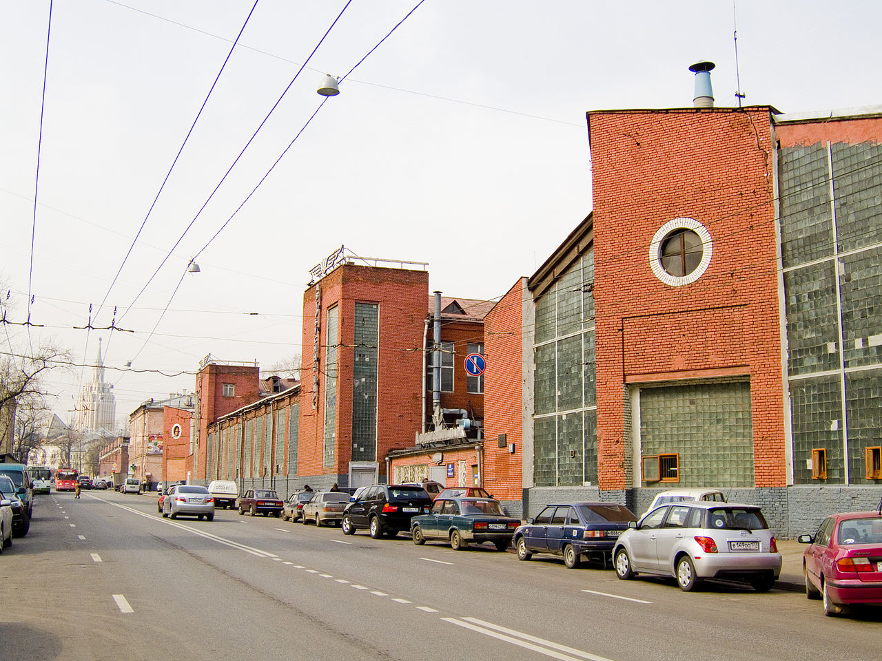 1280px-Horseshoe_Garage_by_Melnikov_and_Shukhov_RAF2808.jpg
