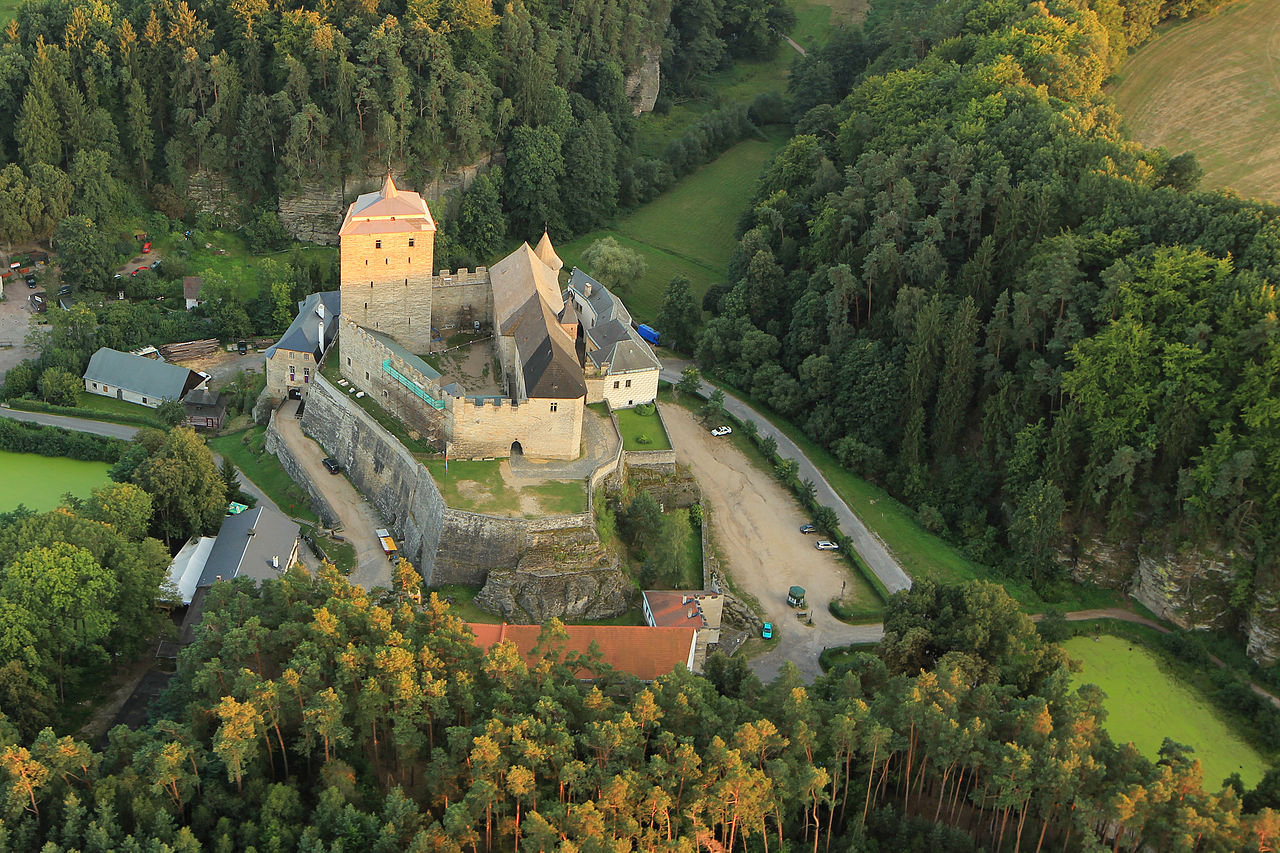 1280px-Hrad_Kost.jpg