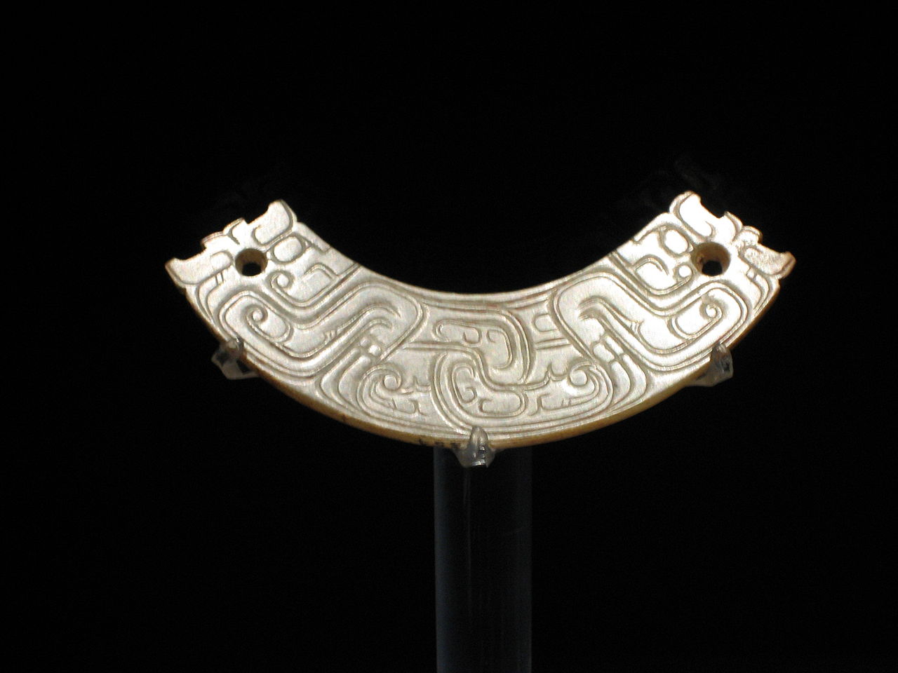 1280px-Huang_with_interlocked_dragon_design.jpg