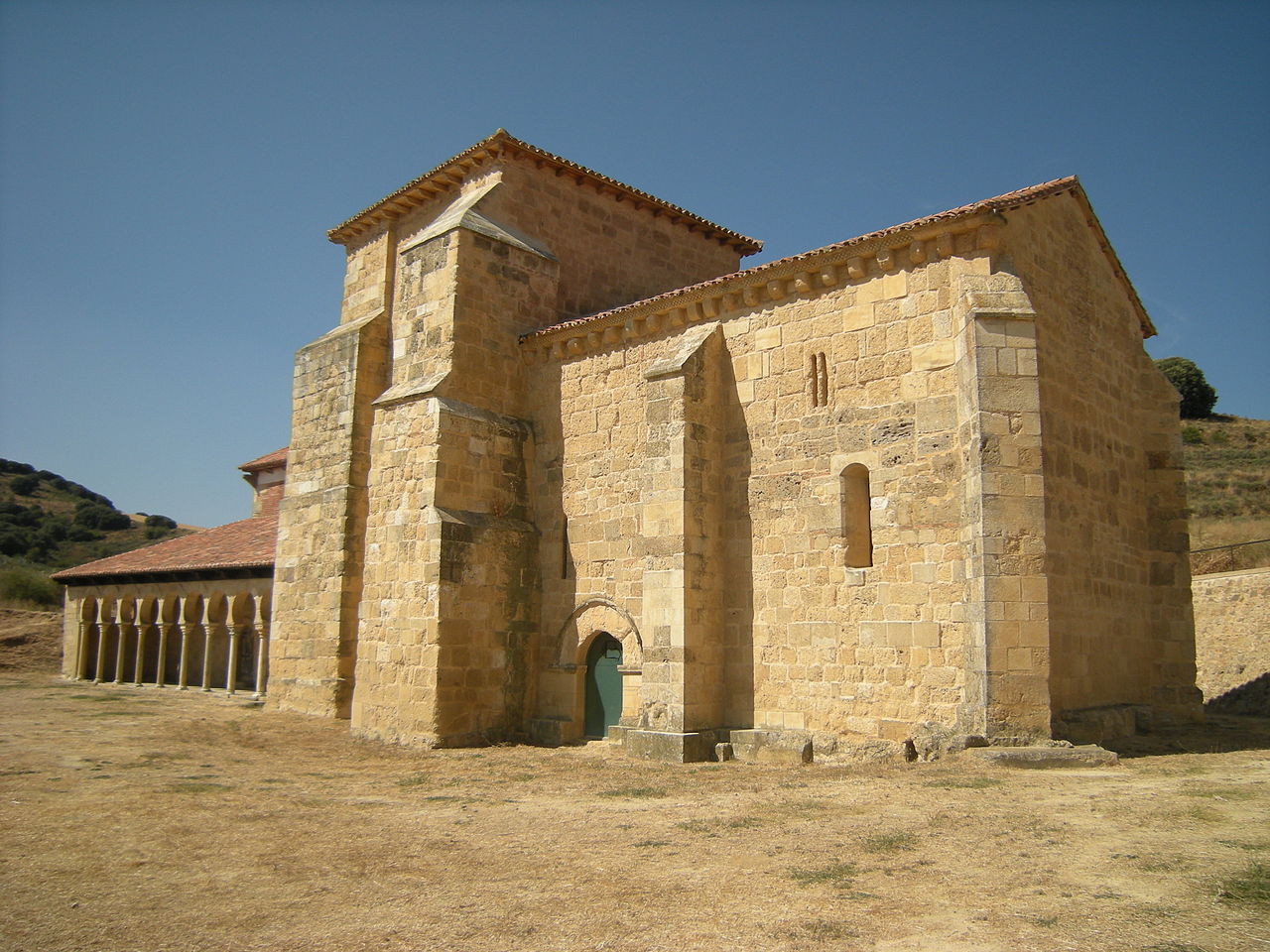 1280px-Iglesia_de_San_Miguel_de_Escalada_(5024991635).jpg