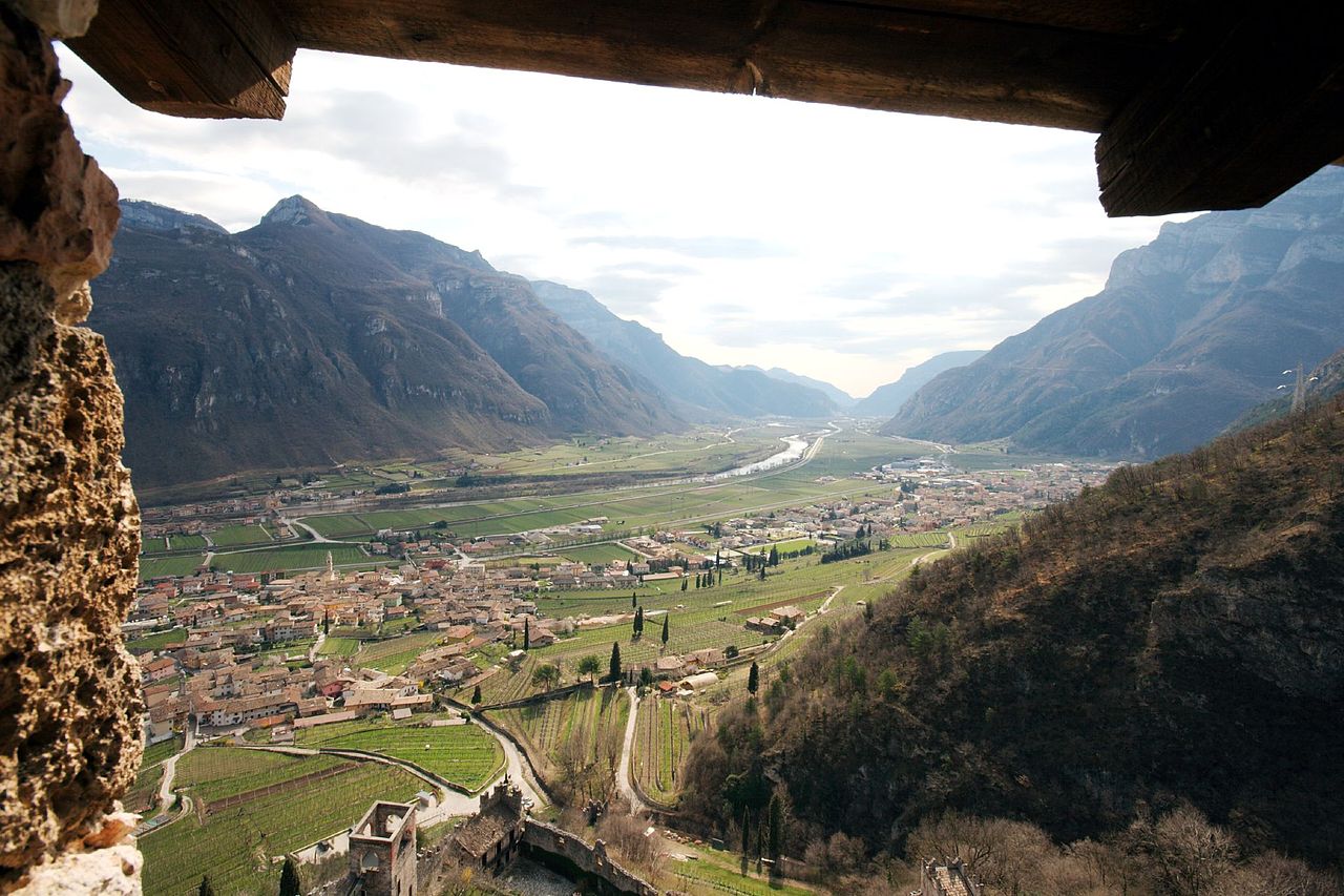1280px-Il_castello_di_avio_nel_punto_pi_alto_(428028498).jpg