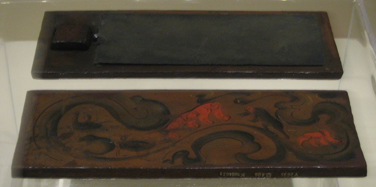 1280px-Inkstone_in_lacquer_case.jpg