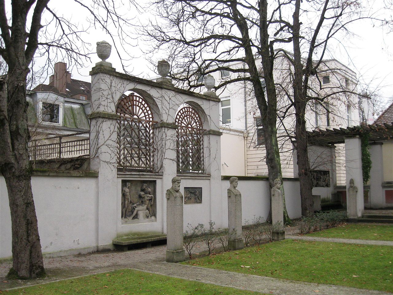 1280px-Innenhof_Villa_Stuck_Muenchen-5.jpg