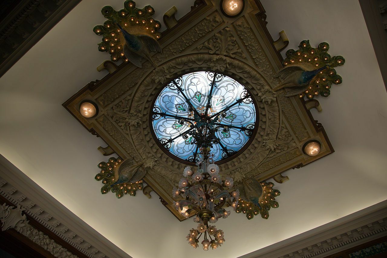 1280px-Institut_Lumière_-_Chandelier.jpg
