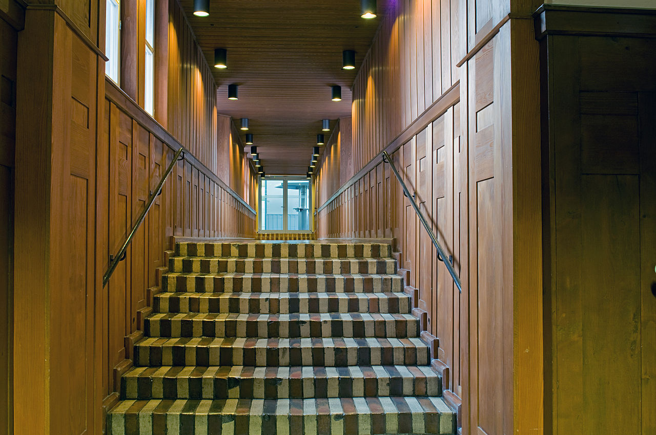 1280px-IPH_Behrensbau_Bruecke_innen_DSC_7844.jpg