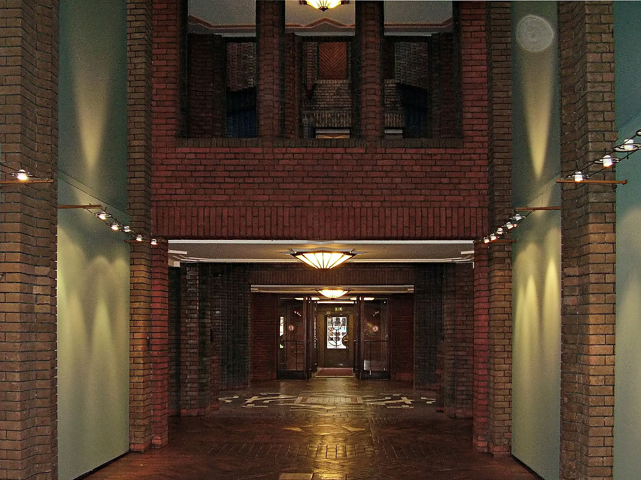 1280px-IPH_Behrensbau_Ehrenhalle_vor_2007_ek.jpg