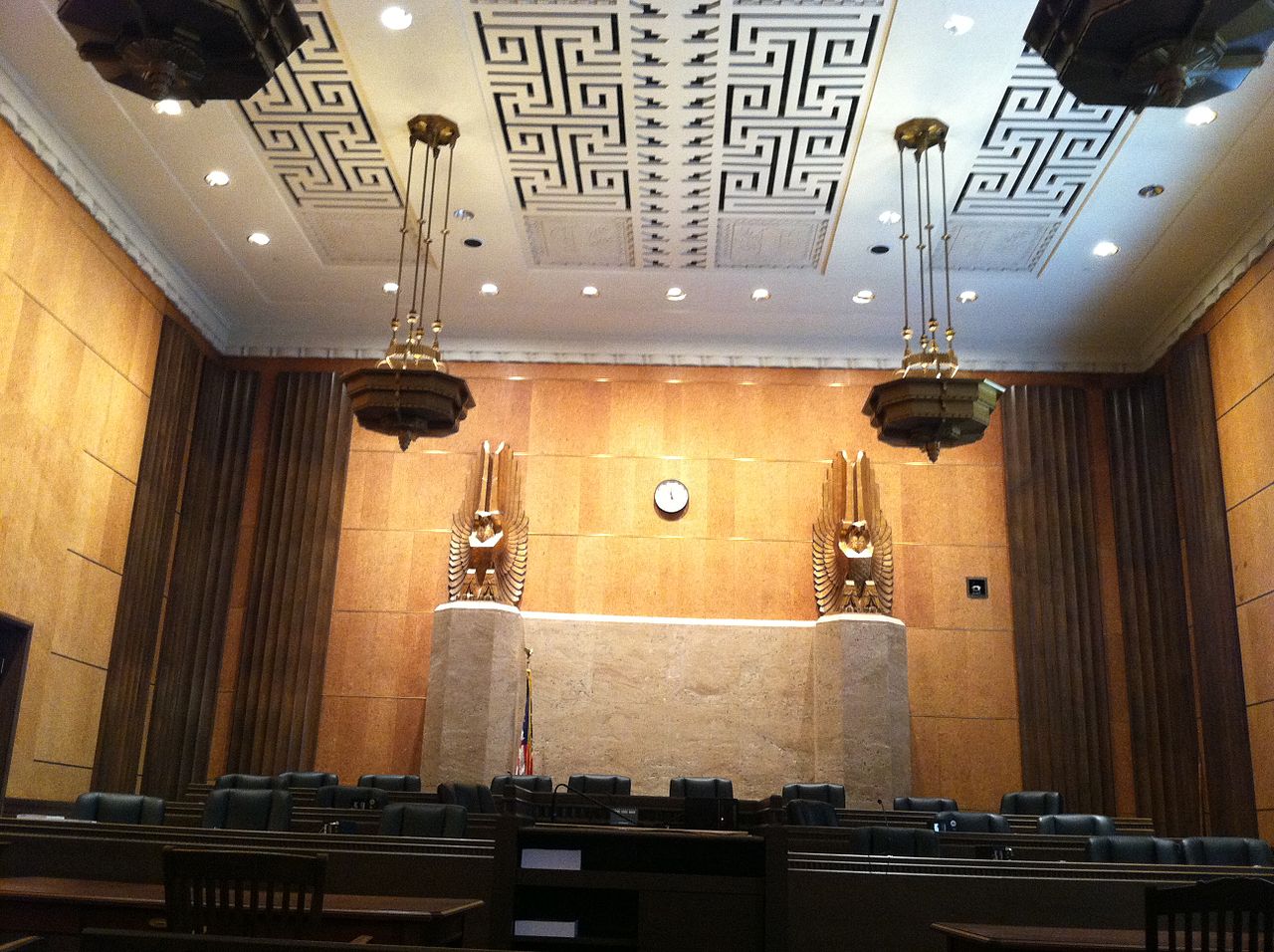 1280px-James_R._Browning_Courthouse_Courtroom_with_Labyrinth_Ceiling.JPG