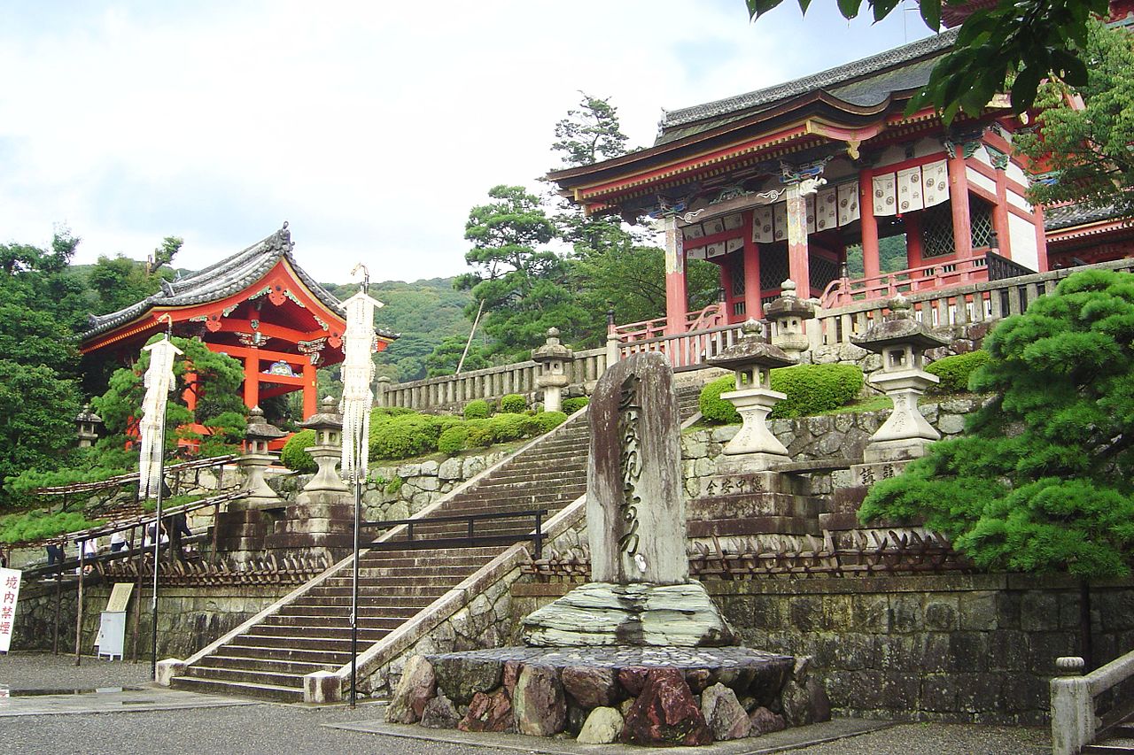 1280px-Japan_Kyoto_KiyoMizuDera_entrance_DSC00604.jpg
