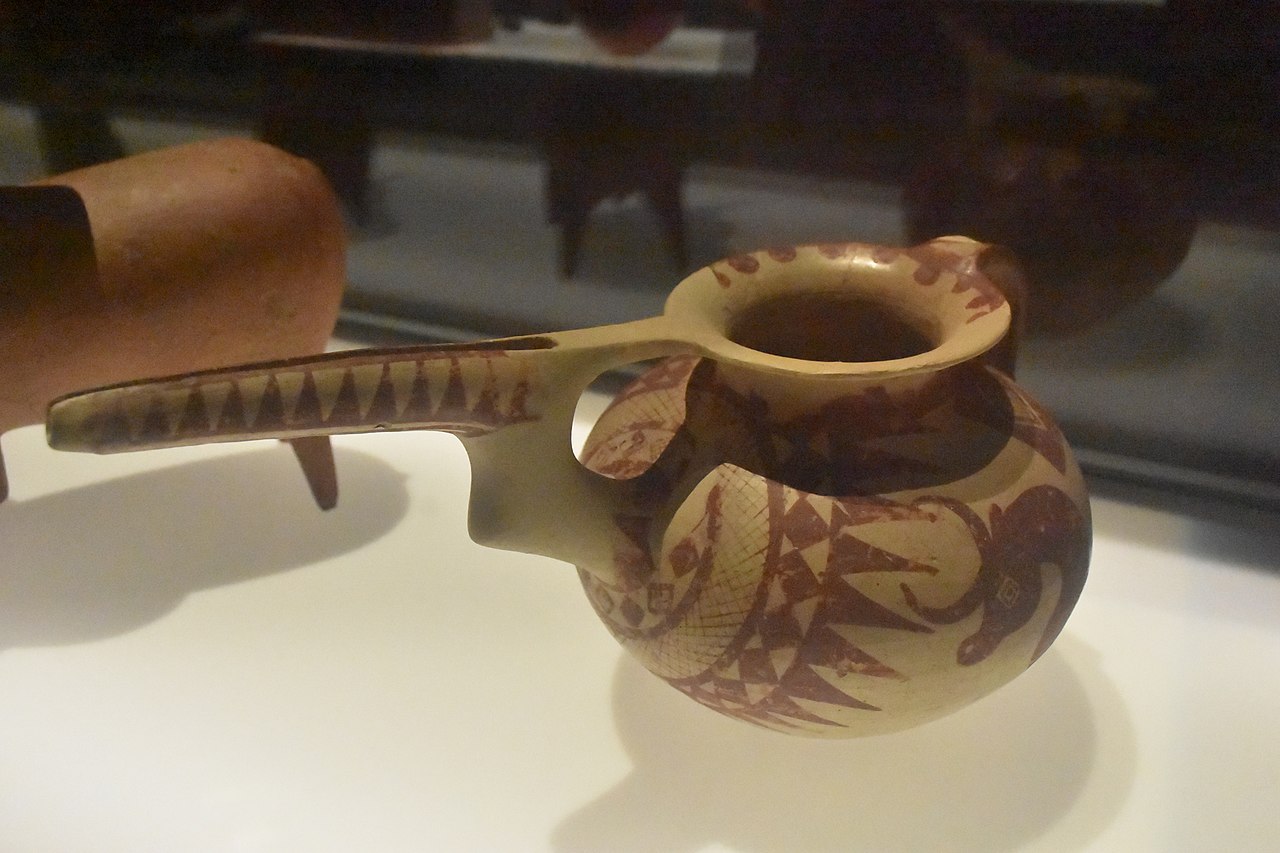 1280px-Jarra_procedente_de_Tappeh_Sialk_(Irán)_-_MARQ.jpg
