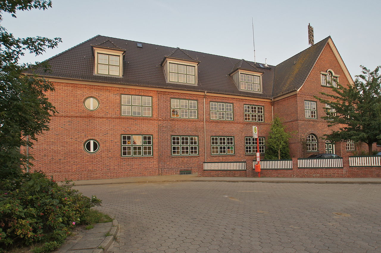 1280px-Karkwerder_School.jpg
