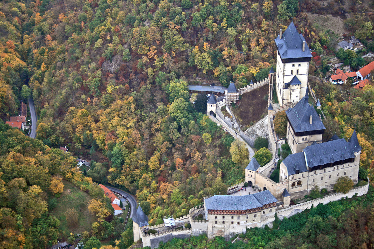 1280px-Karlštejn_5.jpg